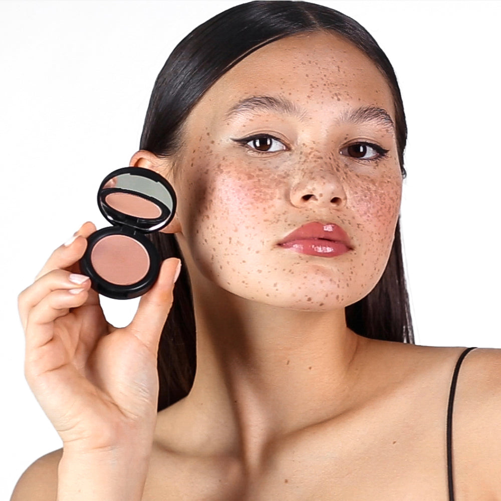 blush naturel durable vegan cosmétique naturelle pressed blush sur le visage