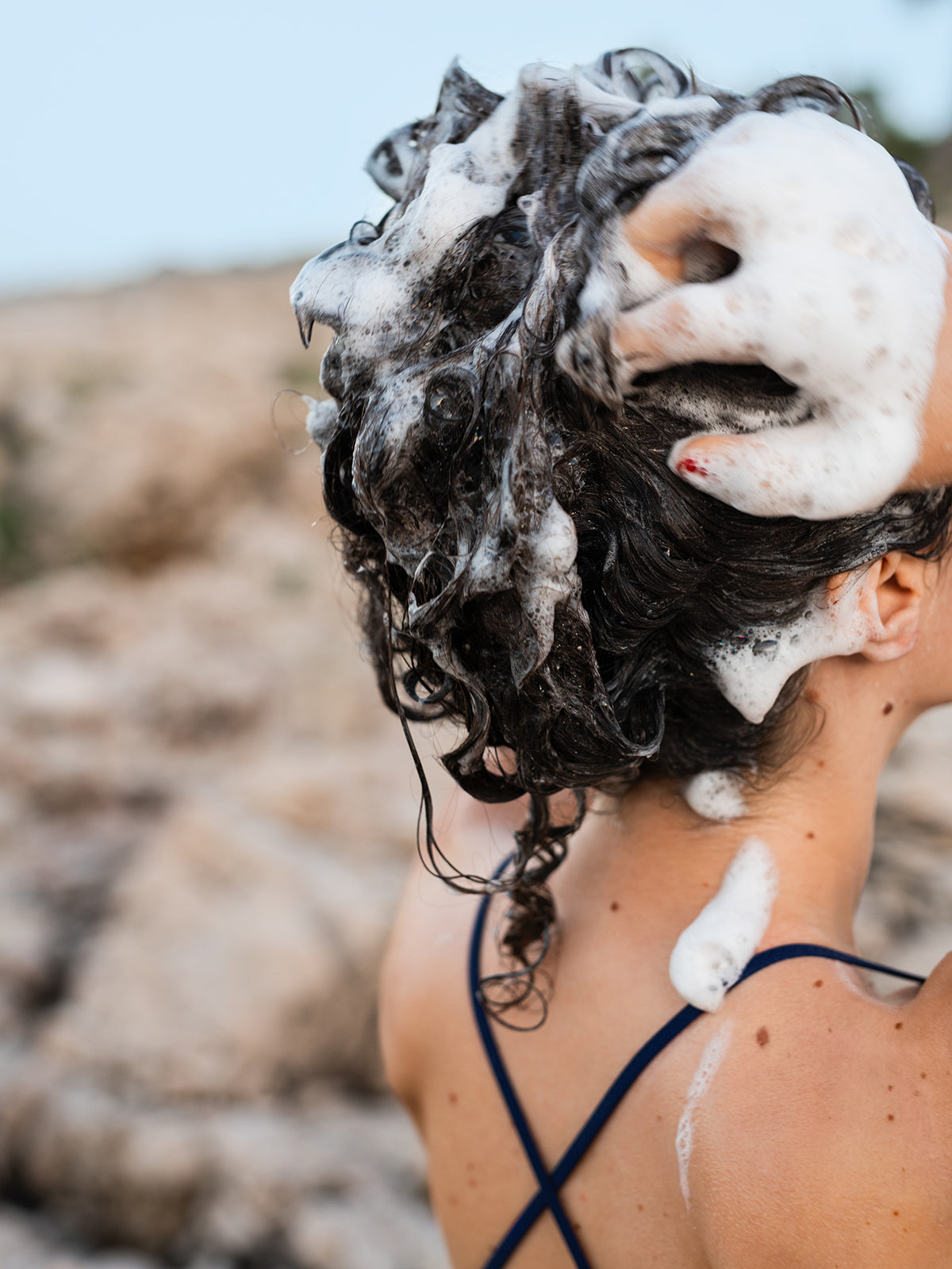 shampoo_moisture_shine_mood_beach_in_use_e1ef5c44-12aa-495b-9632-fd149f50f0e4.jpg