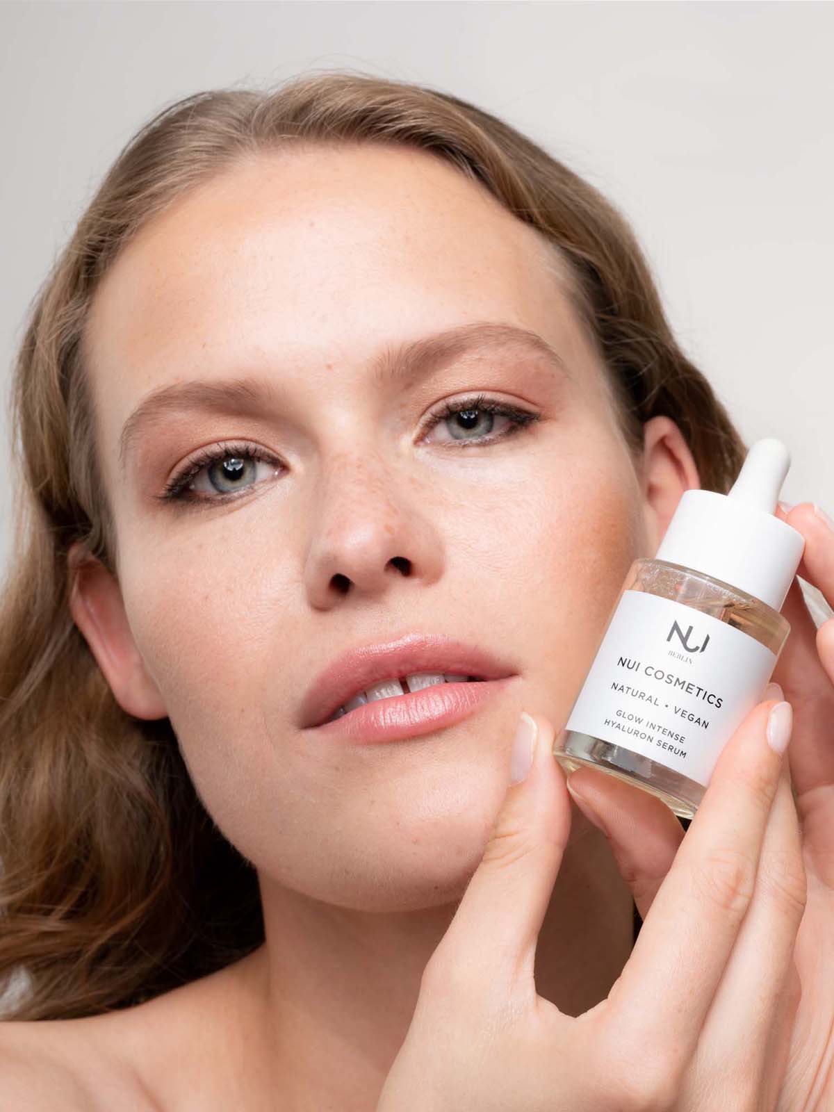 NUI Glow Intense Hyaluron Serum - Sofort straffend